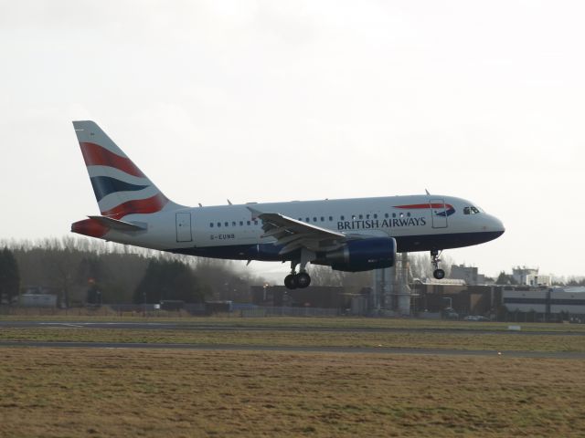 Airbus A318 (G-EUNB)