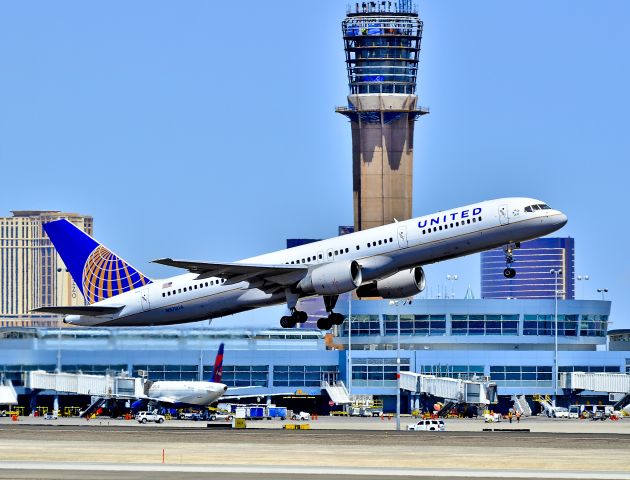 Boeing 757-200 (N572UA) - N572UA United Airlines Boeing 757-222 / 5472 (cn 26682/508)  Las Vegas - McCarran International (LAS / KLAS) USA - Nevada, August 14, 2012 Photo: Tomás Del Coro