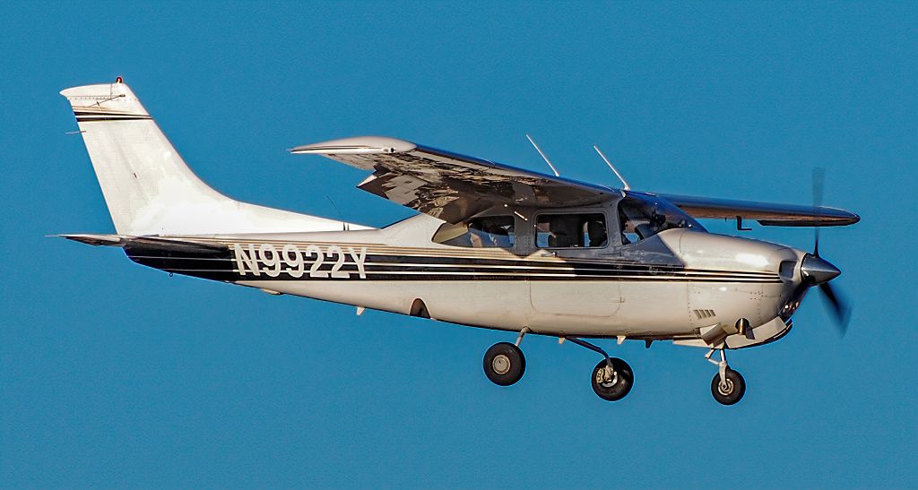 Cessna T210 Turbo Centurion (N9922Y) - N9922Y Cessna T210N Turbo Centurion s/n 21064640 - North Las Vegas Airport  KVGT, VGTbr /Photo: Tomás Del Corobr /January 4, 2011