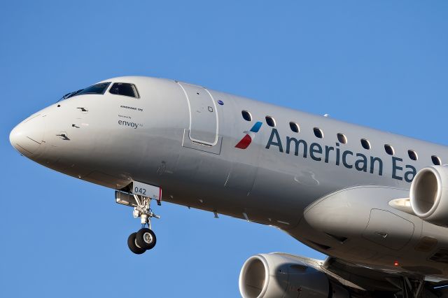 — — - Nice close up of landing aircraft for runway 27 at the only public viewing area at CVG. Landings over this area are rare because the winds are seldom  from the west and over 10 knots. Too bad there werent some nice clouds to top this off.