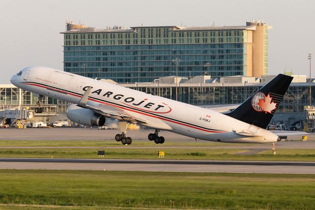 BOEING 767-300 (C-FGKJ)