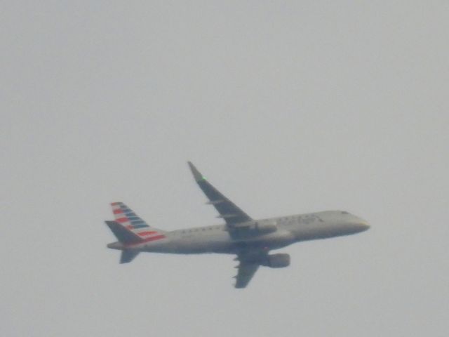 Embraer 175 (N428YX)