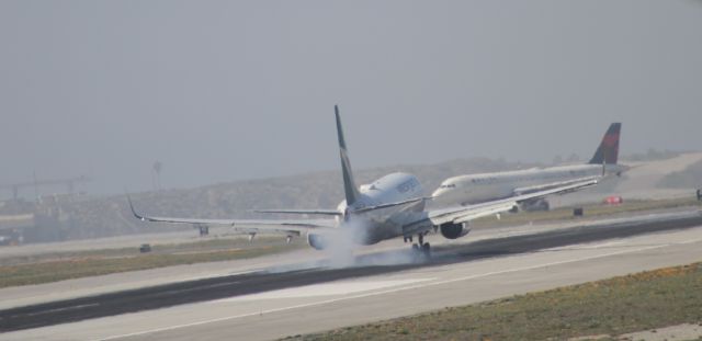 Boeing 737-800 (C-GOCD)