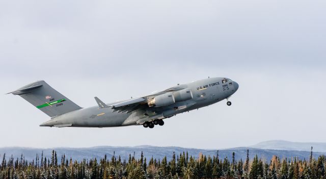 Boeing Globemaster III (00180) - Off runway 08 