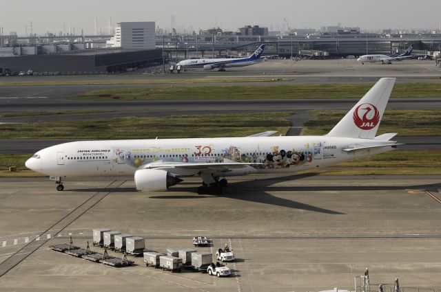 Boeing 777-200 (JA8985) - Taxing at Haneda Intl Airport on 2013/11/01 "No1 JAL Happiness Express"