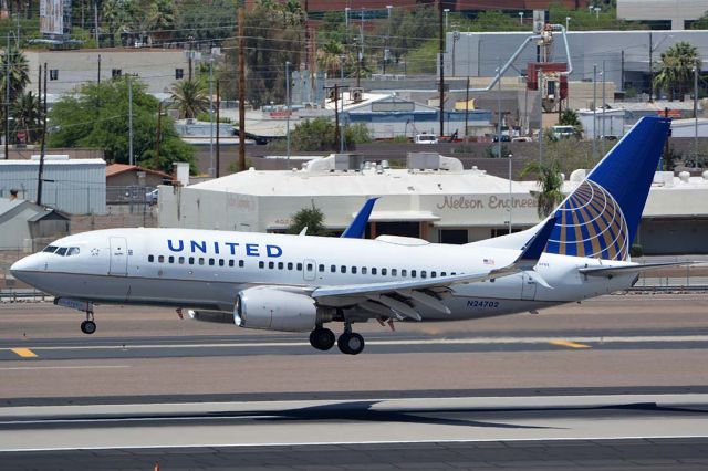 Boeing 737-700 (N24702) - United Boeing 737-724 N24702 at Phoenix Sky Harbor on June 18, 2016.