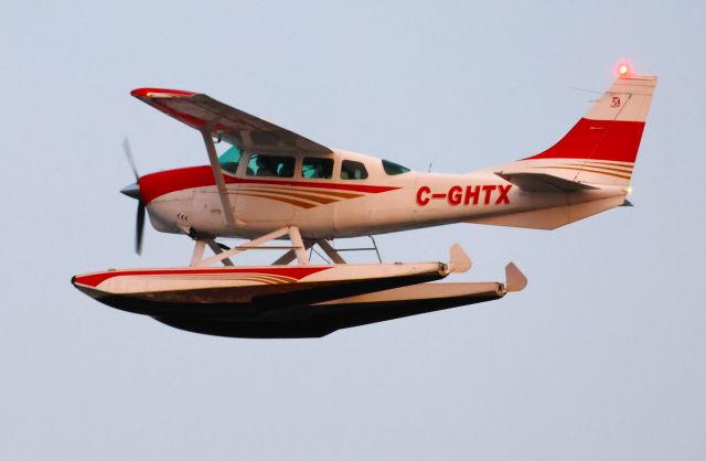 C-GHTX — - C-GHTX Cessna U206-C Super Skywagon Survolant le fleuve St-Laurent QC. à Lavaltrie le 27-09-2023 à 18:27