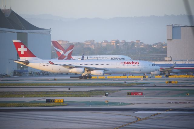 Airbus A340-300 (HB-JMF)