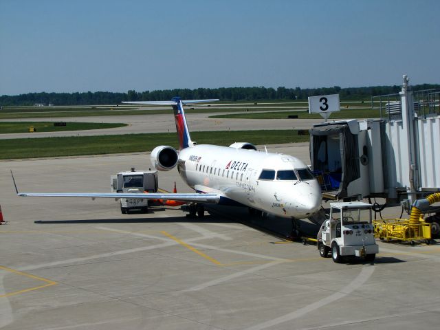 Canadair Regional Jet CRJ-200 (N8808H)