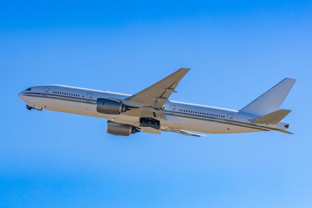 Boeing 777-200 (N860DA) - A Gridiron Air 777-200 taking off from PHX on 2/16/23. Taken with a Canon R7 and Tamron 70-200 G2 lens.