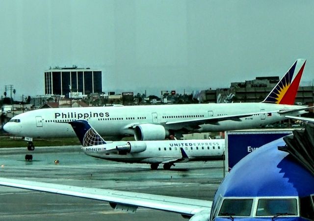 BOEING 777-300ER (RP-C7782) - A nice comparison between the CRJ and the 777.