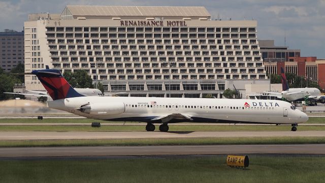 McDonnell Douglas MD-88 (N900DE)