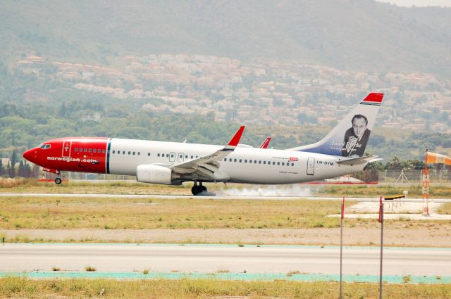 Boeing 737-700 (LN-DYM)