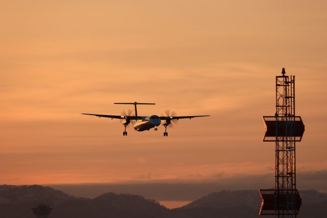 de Havilland Dash 8-400 (JA859A) - April 5th 2022:CTS-HKD.