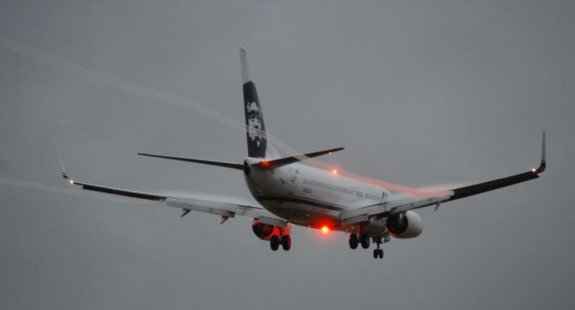 Boeing 737-800 (N551AS) - Alaska Airlines Boeing 737-890 on final for Portland International Airport.