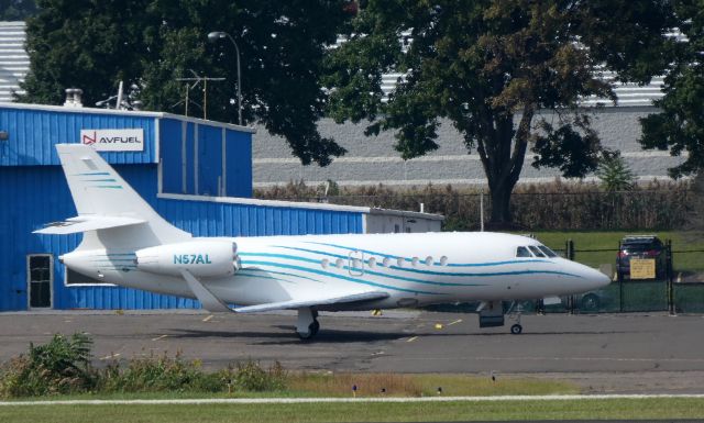 Dassault Falcon 2000 (N57AL) - On the Tarmac is this Dassault-Falcon 2000EX in the Autumn of 2018.