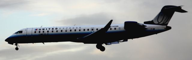 Canadair Challenger (N740SK) - On Final 30-L