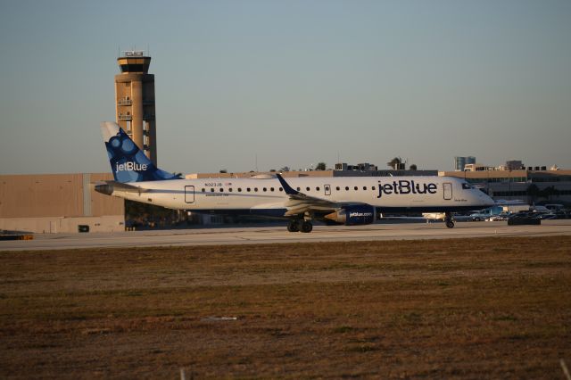 Embraer ERJ-190 (N323JB)