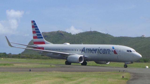 Boeing 737-800 (N815NN)
