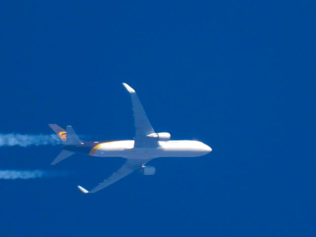 BOEING 767-300 (N330UP) - UPS5529br /PHX-SDFbr /10/19/22