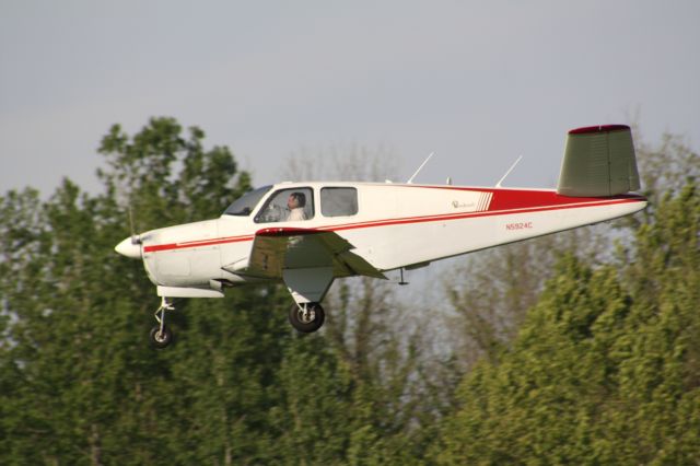 Beechcraft 35 Bonanza (N5924C) - Landing at KDTN