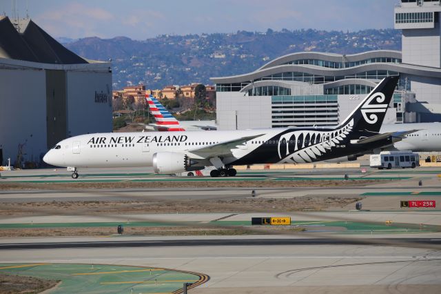Boeing 787-9 Dreamliner (ZK-NZR)