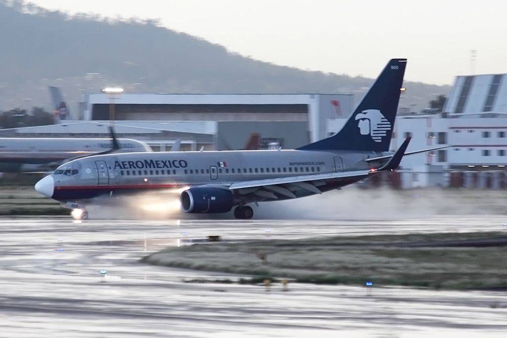 Boeing 737-700 (N908AM)