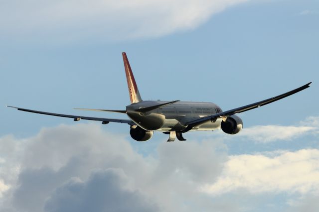 Boeing 777-200 — - Departing runway 027R at LHR.