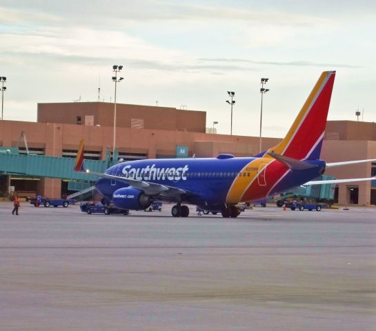 Boeing 737-700 (N215WN)