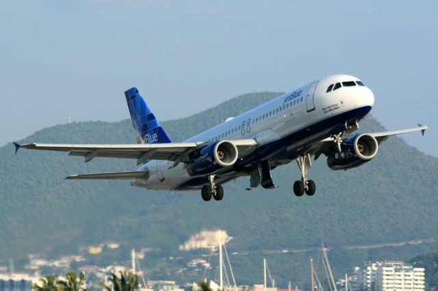 Airbus A320 (N715JB)