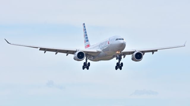 Airbus A330-300 (N284AY) - American Airlines Airbus A330-200 (N284AY) arrives at KCLT Rwy 18C on 03/30/2018 at 3:05 pm