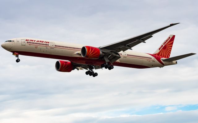 BOEING 777-300ER (VT-ALM)