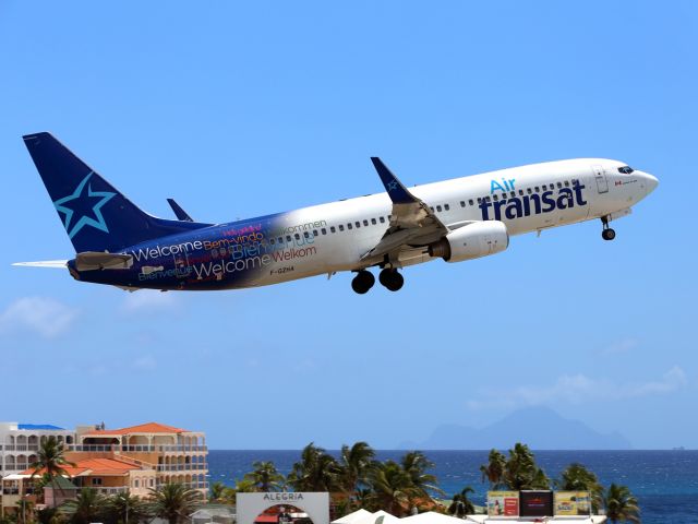 Boeing 737-700 (F-GZHA) - Décollage vers la mer des Caraibes.