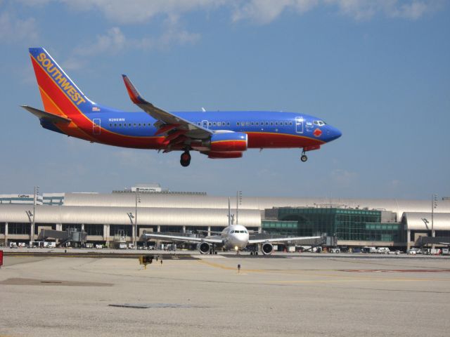 Boeing 737-700 (N266WN) - Landing on RWY 19R