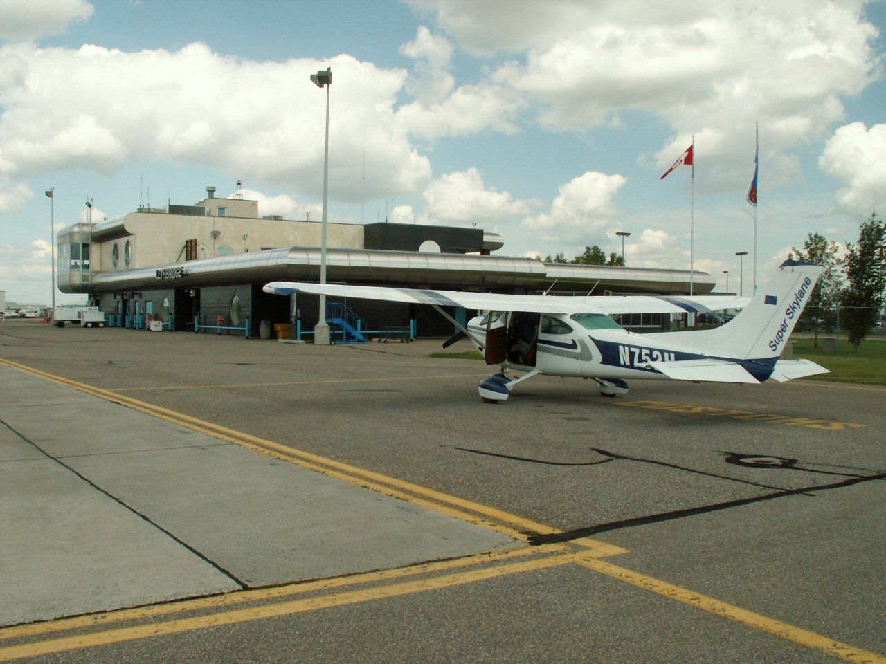 Cessna Skylane (N752H) - Stop for Canadian customs on the way home.  Always nice to deal with!