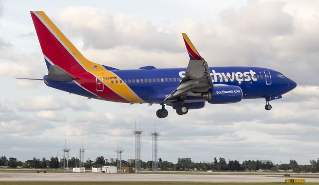 Boeing 737-700 (N928WN) - Taxxing  as Southwest WN landing