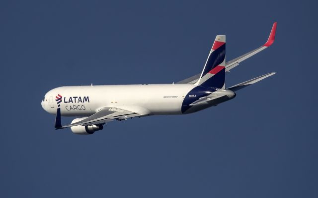 BOEING 767-300 (N572LA)