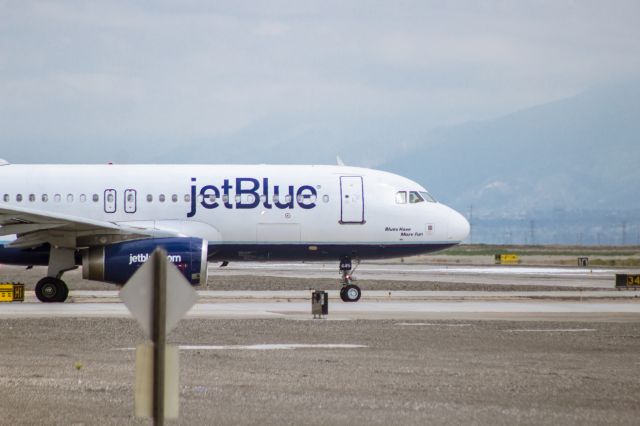 Airbus A320 (N645JB)