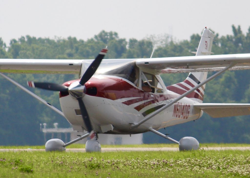 Cessna Skylane (N6040G) - At Downtown Shreveport.