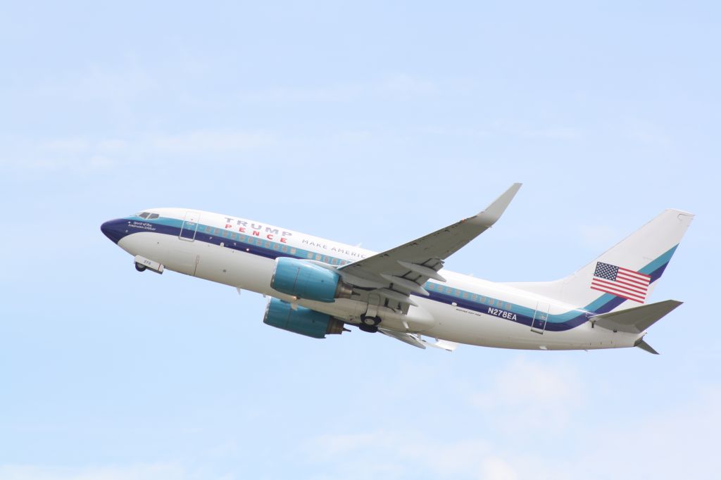 Boeing 737-700 (N278EA) - N278EA climbing out from runway 5R