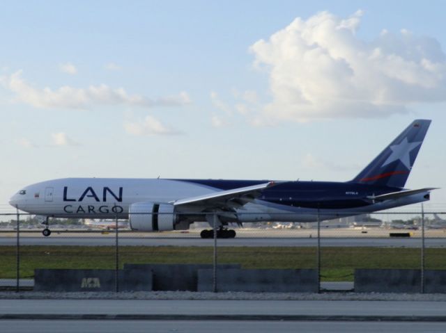 BOEING 777-200LR (N776LA)