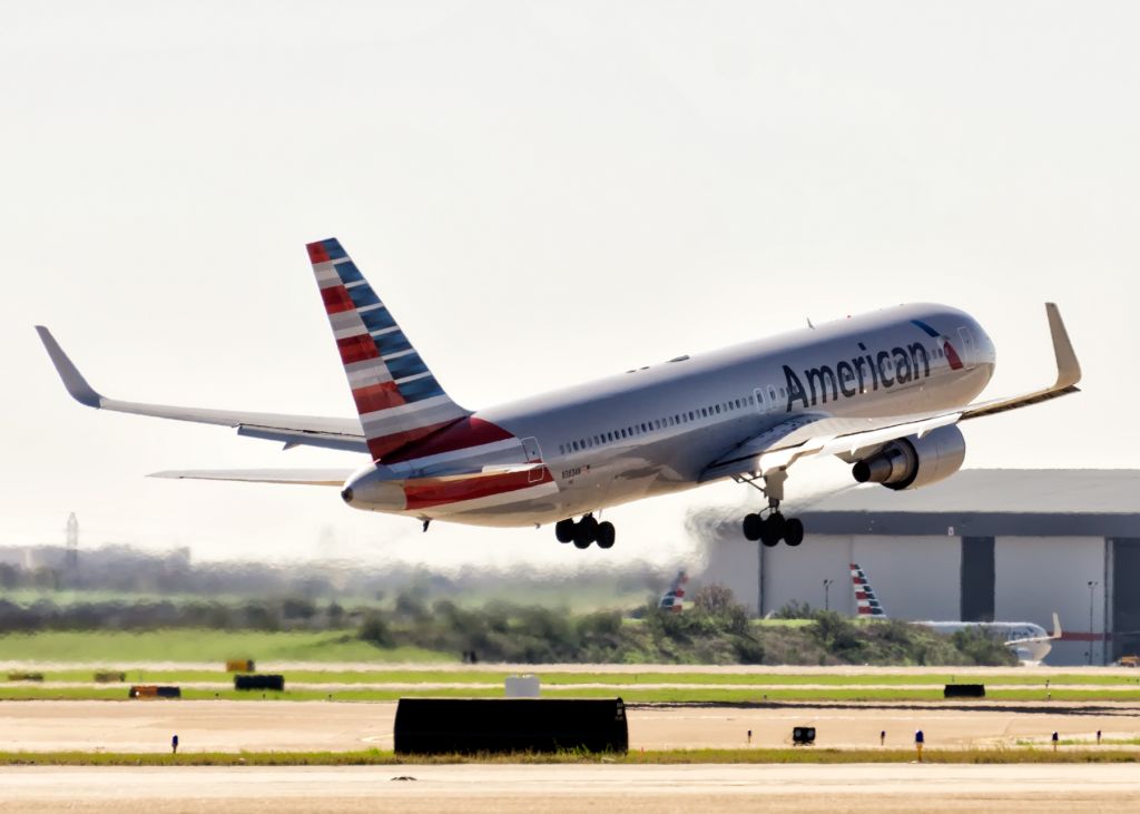 BOEING 767-300 (N383AN)