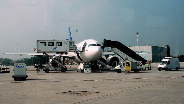 Airbus A330-300 — - VENISE, AÉROPORT MARCO POLO, 6 OCTOBRE 2012