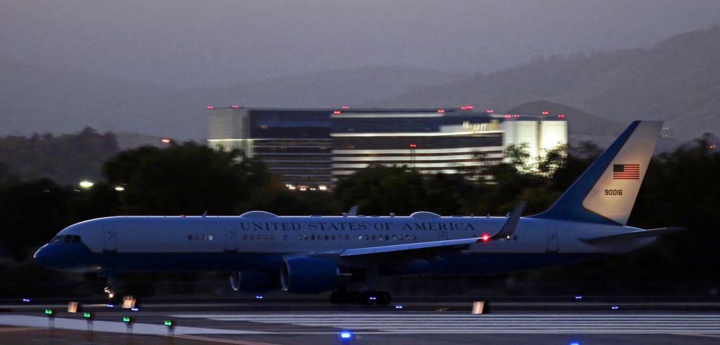 09-0016 — - Air Force One taxies out to Runway 34L after the President returned to the aircraft following completion of his campaign rally in Carson City.