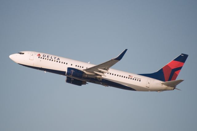 Boeing 737-800 (N3733Z) - Los Angeles Intl (KLAX)  ->  Minneapolis/St Paul Intl (KMSP) 03:18PM PST