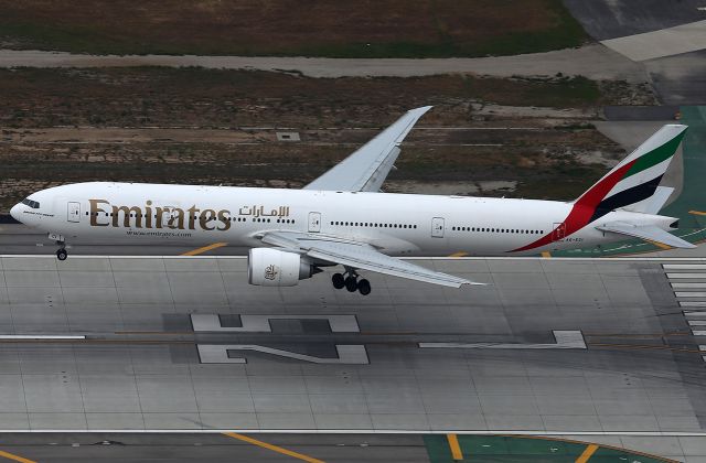 BOEING 777-300ER (A6-ECI) - Landing at the LAX.