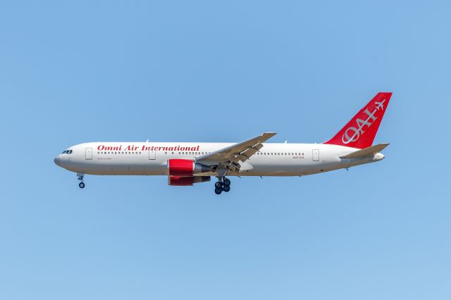 BOEING 767-300 (N477AX)