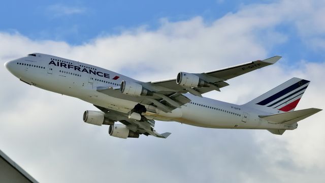 Boeing 747-400 (F-GITF) - Taking off to Paris CDG/LFPG.