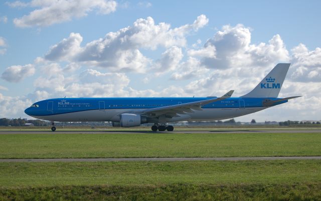 Airbus A330-300 (PH-AKD) - A330-303 cn1300 take offf rwy36L 25-09-22