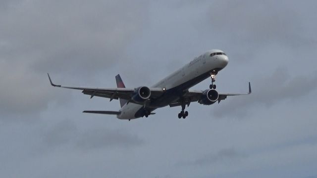 BOEING 757-300 (N586NW) - A long pencil comes in to land on Runway 24R